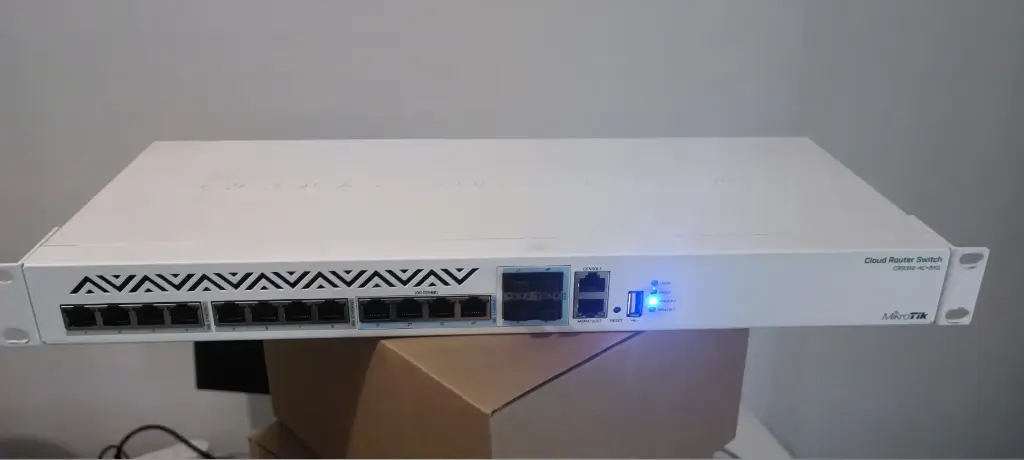 Routeur / Switch CRS312-4C+8XG-RM